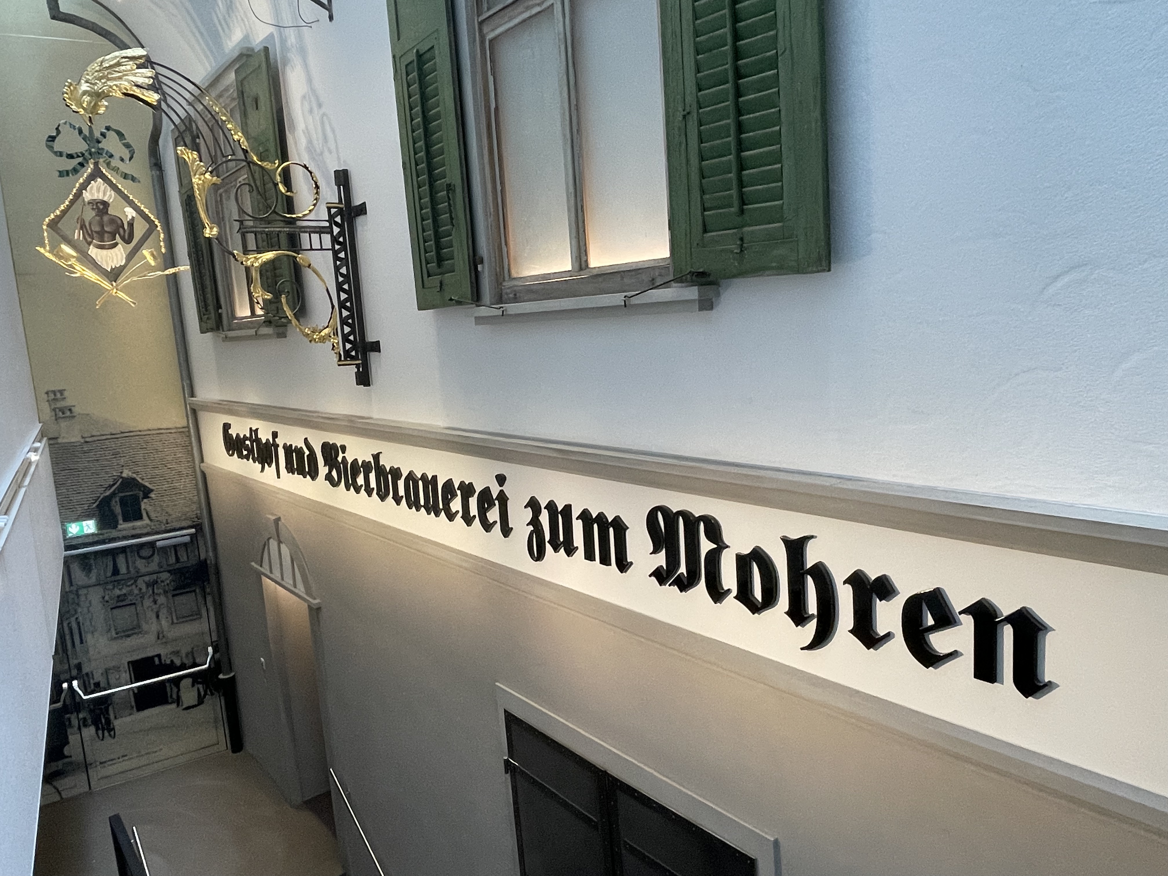 Auf dem Bild sieht man das alte Wappen an der Wandhängen und den Schriftzug"Gasthof und Bierbrauerei zum Mohren"